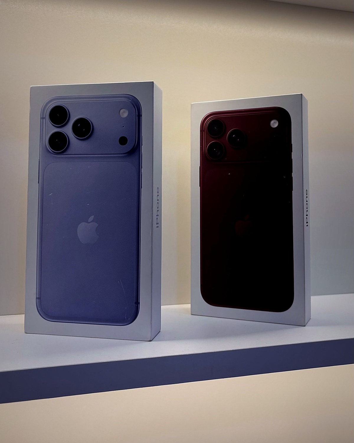 Dos cajas de iPhone 18 Pro Max en el estante