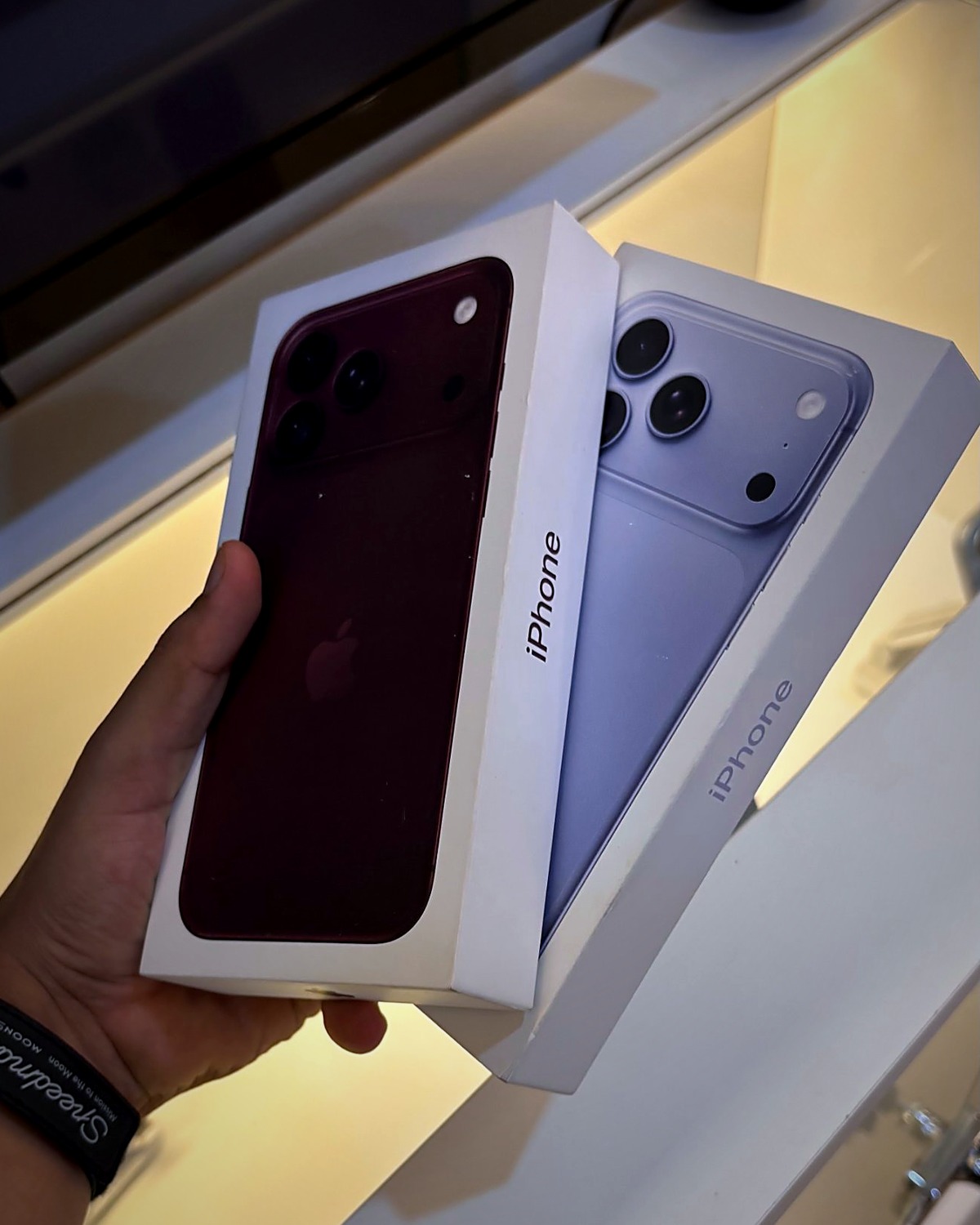 Las dos cajas de iPhone 18 Pro Max en la mano