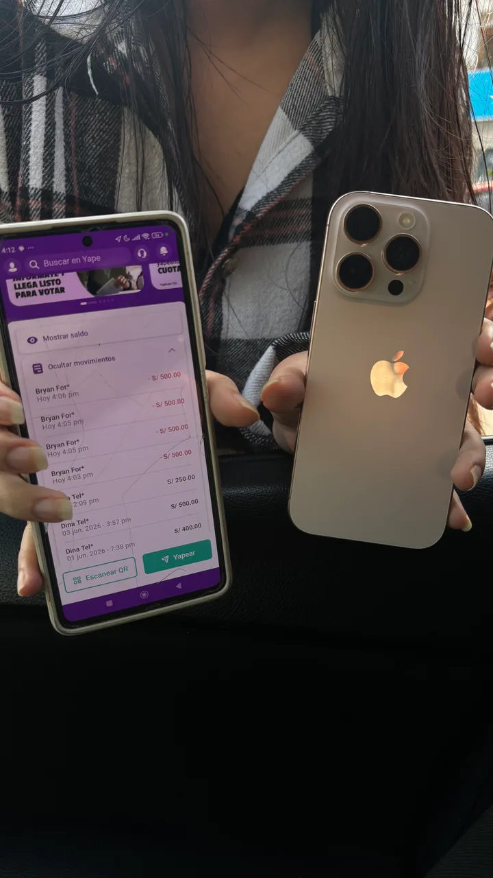 Clienta recibiendo su iPhone en acabado dorado